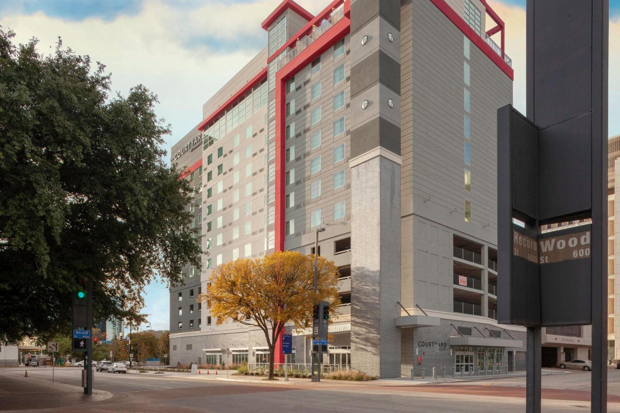 Courtyard By Marriott Dallas Downtown/Reunion District Hotel Exterior photo